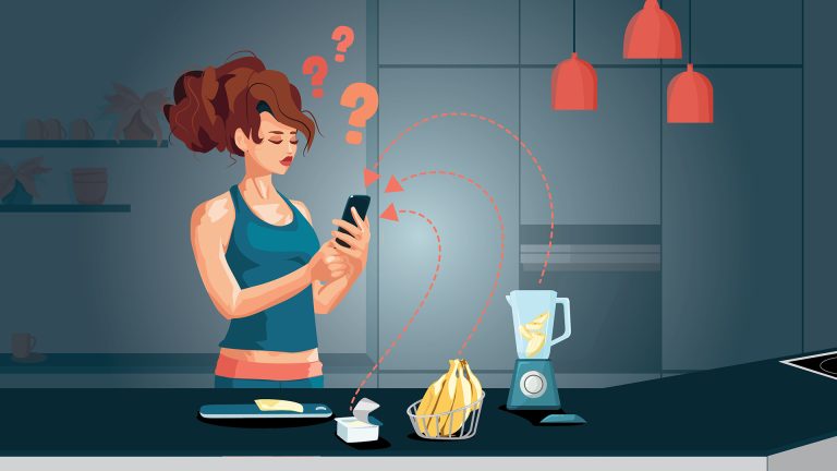 Frau berechnet ihren Kalorienbedarf mit dem Smartphone.